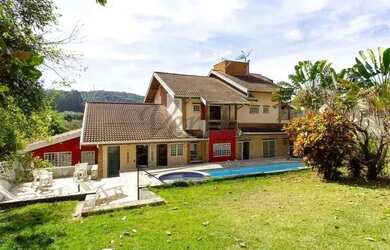 Imagem: A casa em condomínio possui 5 Dormitórios, 5 Banheiros, 4