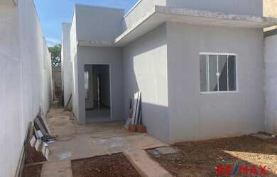 Imagem: A casa possui 3 Dormitórios, 2 Banheiros, 1 Vaga na garagem