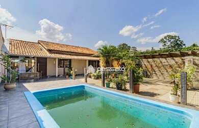 Imagem: A casa possui 3 Dormitórios, 1 Banheiro, 2 Vagas na garagem