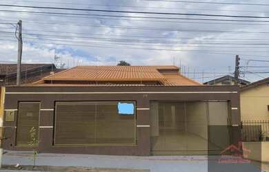 Imagem: A casa possui 4 Dormitórios, 2 Banheiros, 2 Vagas na garagem