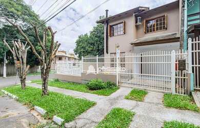 Imagem: A casa possui 2 Dormitórios, 1 Banheiro, 2 Vagas na garagem