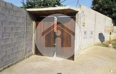 Imagem: A casa possui 4 Dormitórios, 2 Banheiros, 3 Vagas na garagem