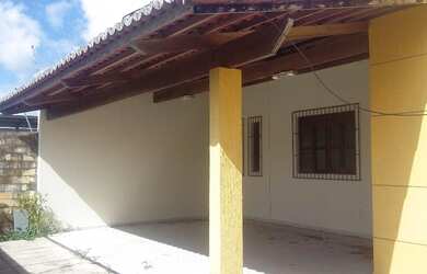 Imagem: A casa possui 3 Dormitórios, 2 Banheiros, 2 Vagas na garagem