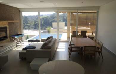 Imagem: A casa possui 4 Dormitórios, 5 Banheiros, 2 Vagas na garagem