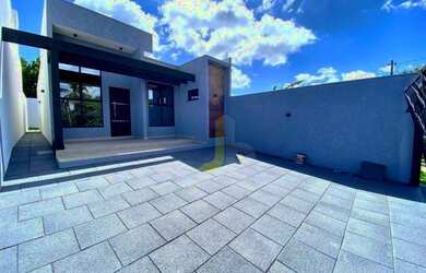 Imagem: A casa possui 3 Dormitórios, 3 Banheiros, 2 Vagas na garagem