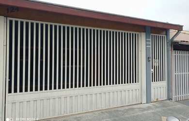 Imagem: A casa possui 3 Dormitórios, 2 Banheiros, 2 Vagas na garagem