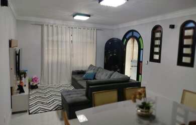 Imagem: A casa possui 3 Dormitórios, 2 Banheiros, 2 Vagas na garagem