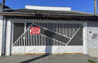 Imagem: A casa possui 2 Dormitórios, 1 Banheiro, 2 Vagas na garagem