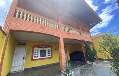 Imagem: A casa possui 3 Dormitórios, 1 Banheiro, 5 Vagas na garagem