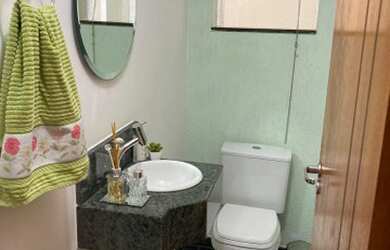 Imagem: A casa possui 3 Dormitórios, 2 Banheiros, 2 Vagas na garagem