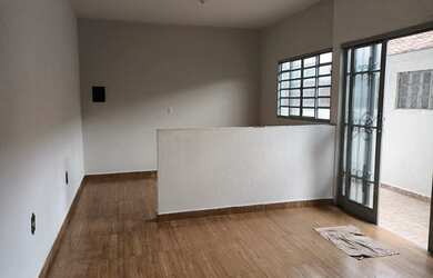 Imagem: A casa possui 3 Dormitórios, 1 Banheiro, 1 Vaga na garagem