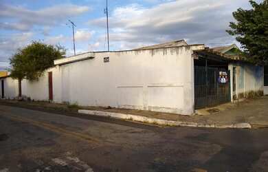 Imagem: A casa possui 2 Dormitórios, 1 Banheiro, 160m² de Área e