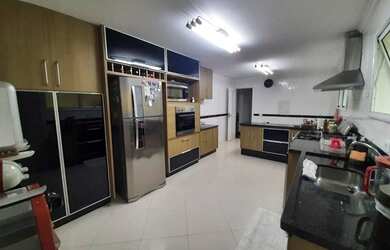 Imagem: A casa possui 5 Dormitórios, 5 Banheiros, 4 Vagas na garagem