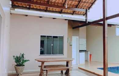 Imagem: A casa possui 3 Dormitórios, 4 Banheiros, 1 Vaga na garagem