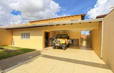 Imagem: A casa possui 3 Dormitórios, 3 Banheiros, 5 Vagas na garagem