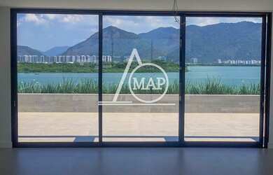 Imagem: A casa em condomínio possui 5 Dormitórios, 5 Banheiros, 5