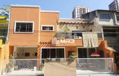 Imagem: A casa em condomínio possui 4 Dormitórios, 2 Banheiros e 180m²