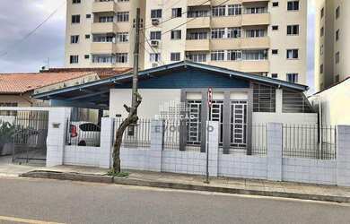 Imagem: A casa possui 3 Dormitórios, 2 Banheiros, 3 Vagas na garagem