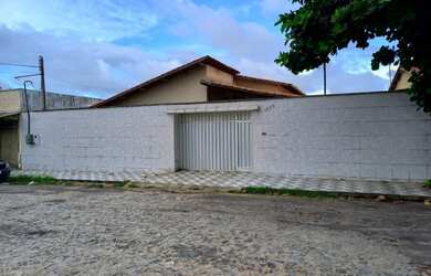 Imagem: A casa possui 3 Dormitórios, 5 Banheiros, 4 Vagas na garagem