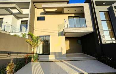 Imagem: A casa possui 3 Dormitórios, 2 Banheiros, 2 Vagas na garagem