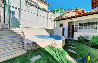 Imagem: A casa possui 4 Dormitórios, 4 Banheiros, 2 Vagas na garagem