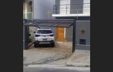 Imagem: A casa possui 3 Dormitórios, 1 Banheiro, 2 Vagas na garagem