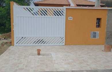 Imagem: A casa possui 2 Dormitórios, 1 Banheiro, 4 Vagas na garagem