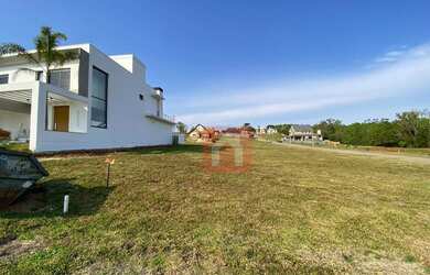 Imagem: O terreno à venda possui e está localizado em Country, Santa