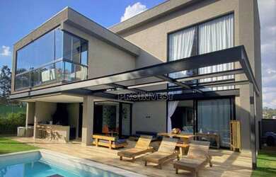 Imagem: A casa em condomínio possui 4 Dormitórios, 5 Banheiros, 4