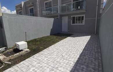 Imagem: A casa possui 3 Dormitórios, 2 Banheiros, 2 Vagas na garagem