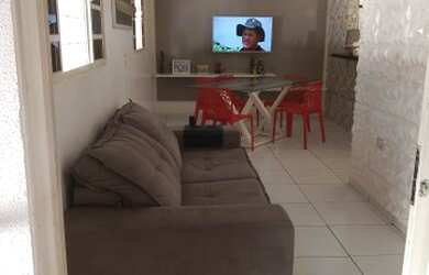 Imagem: A casa possui 3 Dormitórios, 1 Banheiro, 2 Vagas na garagem