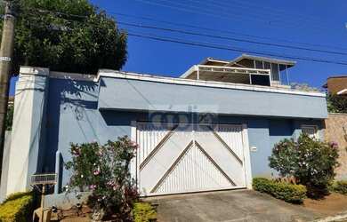 Imagem: A casa possui 4 Dormitórios, 2 Banheiros, 2 Vagas na garagem