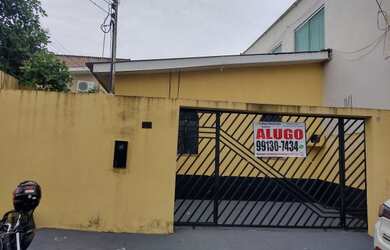 Imagem: A casa possui 3 Dormitórios, 1 Banheiro, 1 Vaga na garagem