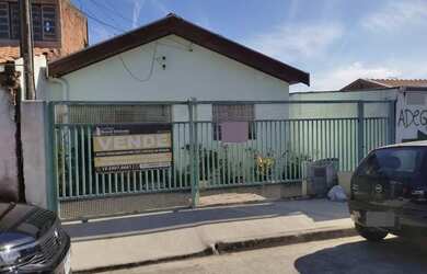 Imagem: A casa possui 3 Dormitórios, 1 Banheiro, 1 Vaga na garagem