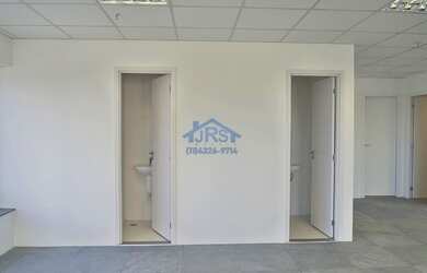 Imagem: O depósito possui 3 Vagas na garagem e 159m² de Área e está