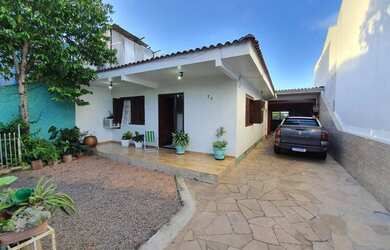 Imagem: A casa possui 3 Dormitórios, 2 Banheiros, 3 Vagas na garagem