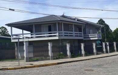 Imagem: A casa possui 5 Dormitórios, 2 Banheiros, 5 Vagas na garagem