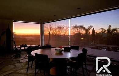 Imagem: A casa possui 5 Dormitórios, 5 Banheiros, 4 Vagas na garagem