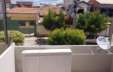 Imagem: A casa possui 3 Dormitórios, 4 Banheiros, 3 Vagas na garagem