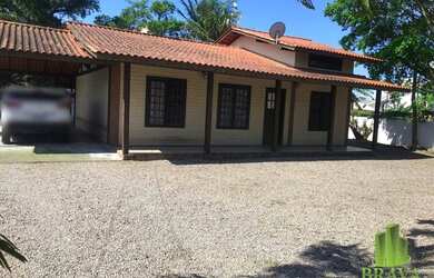 Imagem: A casa possui 3 Dormitórios, 2 Banheiros, 5 Vagas na garagem