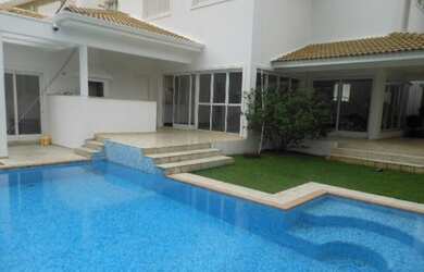 Imagem: A casa possui 4 Dormitórios, 5 Banheiros, 5 Vagas na garagem