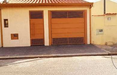 Imagem: A casa possui 2 Dormitórios, 1 Banheiro, 2 Vagas na garagem