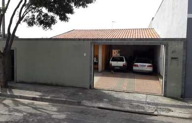 Imagem: A casa possui 3 Dormitórios, 1 Banheiro, 4 Vagas na garagem