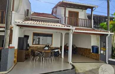 Imagem: A casa possui 3 Dormitórios, 2 Banheiros, 2 Vagas na garagem