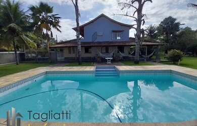 Imagem: A casa possui 4 Dormitórios, 4 Banheiros, 5 Vagas na garagem