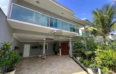 Imagem: A casa possui 5 Dormitórios, 3 Banheiros, 4 Vagas na garagem