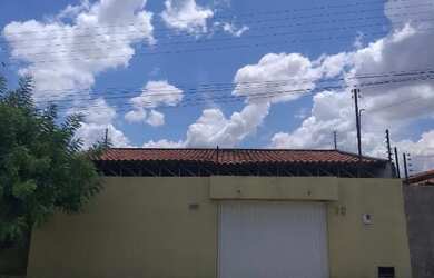 Imagem: A casa possui 3 Dormitórios, 1 Banheiro, 2 Vagas na garagem