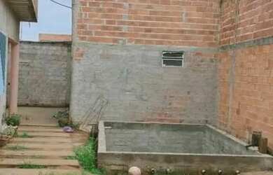 Imagem: A casa possui 4 Dormitórios, 3 Banheiros, 2 Vagas na garagem