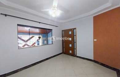 Imagem: A casa possui 3 Dormitórios, 3 Banheiros, 2 Vagas na garagem