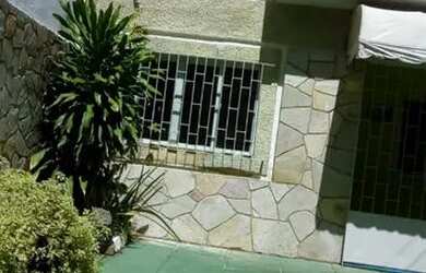 Imagem: A casa possui 4 Dormitórios, 3 Banheiros, 2 Vagas na garagem